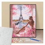 Femme en robe rose admirant la Tour Eiffel
