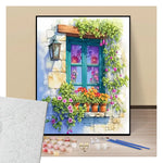 Fenêtre sur rue aux pots de fleur