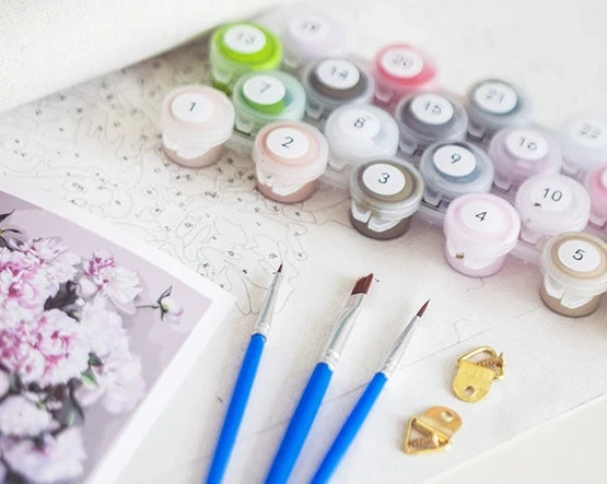 Pinceaux et pots de peintures colorés - Steloria